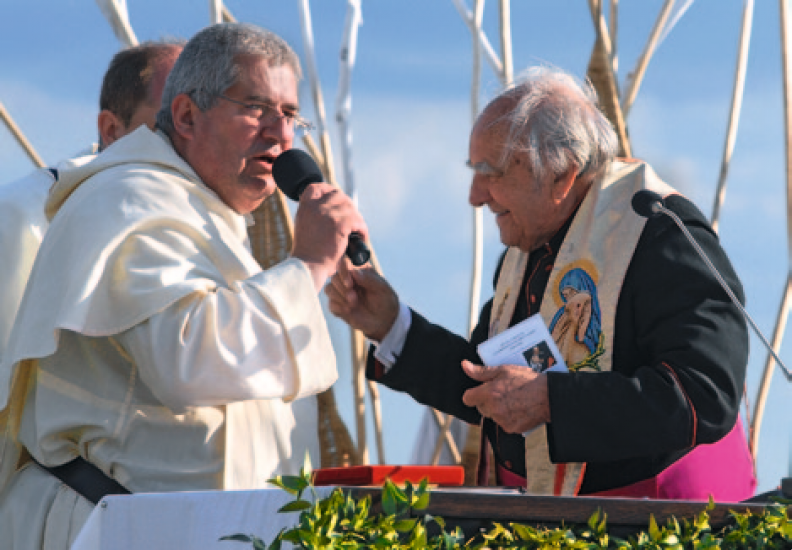 Lednica, 2006 r. – o. Góra z ks. prał. Zdzisławem Peszkowskim (zm. 2007), kapelanem Rodzin Katyńskich i ZHP poza granicami kraju. Fot. Adam Bujak