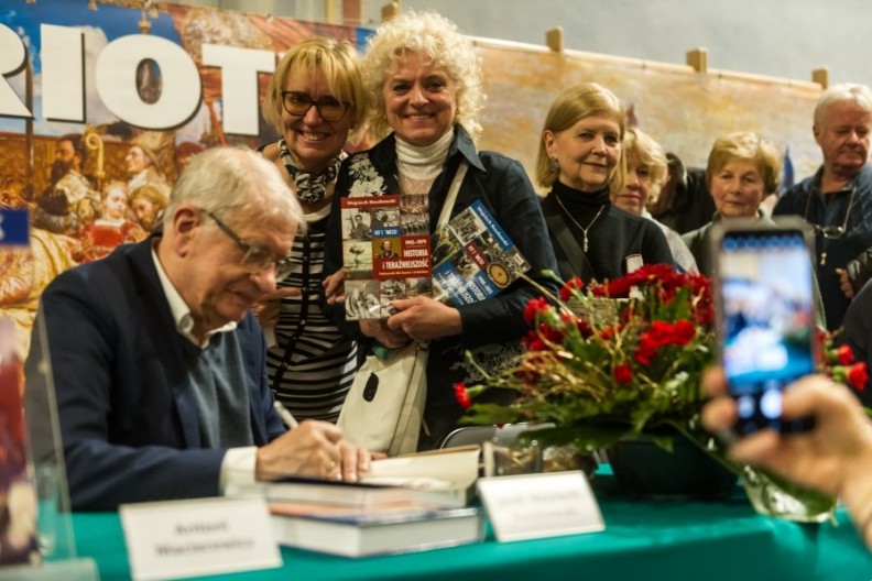 Prof. Wojciech Roszkowski podpisuje swoje książki podczas X Dnia Patrioty. Fot. Michał Klag/Biały Kruk