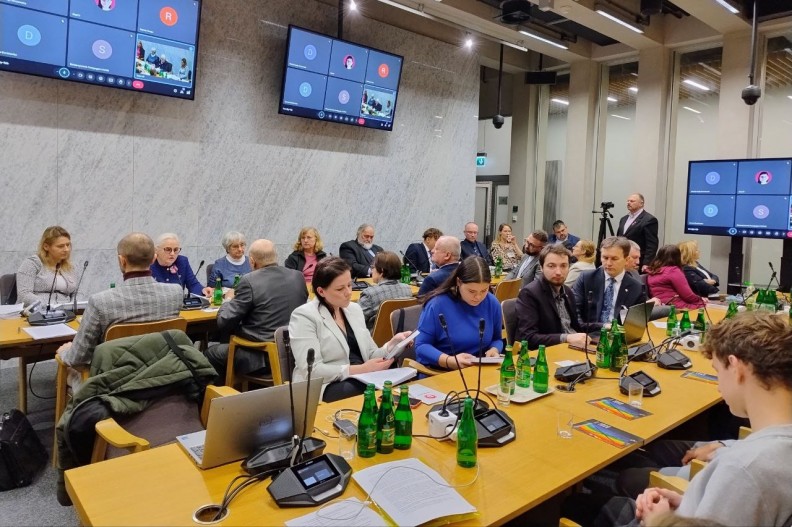 Posiedzenie Parlamentarnego Zespołu ds. Życia i Rodziny pod przewodnictwem posła Piotra Uścińskiego oraz Parlamentarnego Zespołu ds. Ochrony Życia i Zdrowia Polaków pod przewodnictwem posła Romana Fritza. Fot. KROPS.