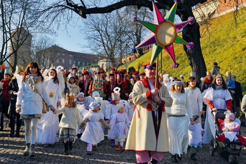 Prowadzony przez Betlejemską Gwiazdę orszak Trzech Króli schodzi ze wzgórza wawelskiego w Krakowie. Fot. Adam Bujak