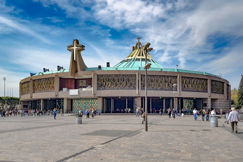 Sanktuarium Matki Bożej w meksykańskim Guadalupe. Fot. Drkgk, CC0, via Wikimedia Commons.