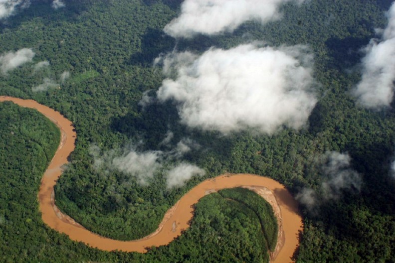 Zdjęcia lotnicze fragmentu boliwijskiej części Amazonii; plemię Massaco mieszka w obszarze granicznym między Boliwią a Brazylią. Fot. Jonathan Lewis, CC BY-SA 2.0, via Wikimedia Commons. 