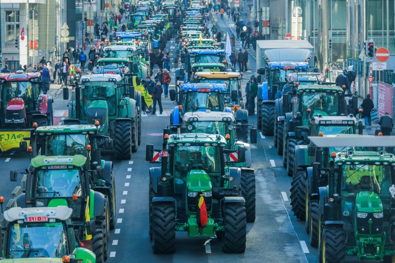 Protesty przeciwko Zielonemu Ładowi odbywają sie w całej Europie. Na zdjęciu protest rolników w Brukseli 1 lutego 2024 r. Fot. European Union, 2024, CC BY 4.0, via Wikimedia Commons 