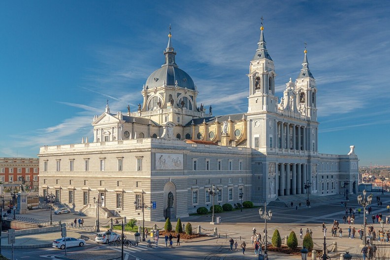 Katedra Matki Bożej Almudena, główna świątynia rzymskokatolicka Madrytu. Fot. Fernando, CC BY 4.0, via Wikimedia Commons. 