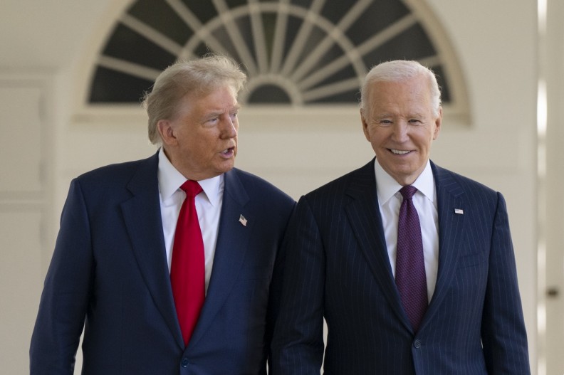 Ustępujący prezydent USA Joe Biden wraz z prezydentem elektem Donaldem Trumpem w Białym Domu, 13 listopada 2024. Fot. domena publiczna via Wikimedia Commons.