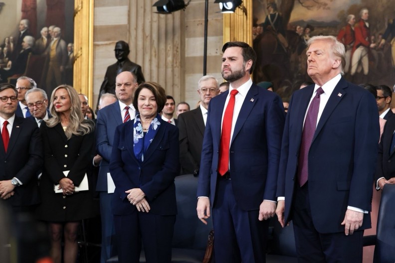 Donald Trump (pierwszy z prawej) i J.D. Vance (drugi z prawej) podczas inauguracji II kadencji Donalda Trumpa jako prezydenta Stanów Zjednoczonych. Fot. Domena publiczna via Wikimedia Commons.