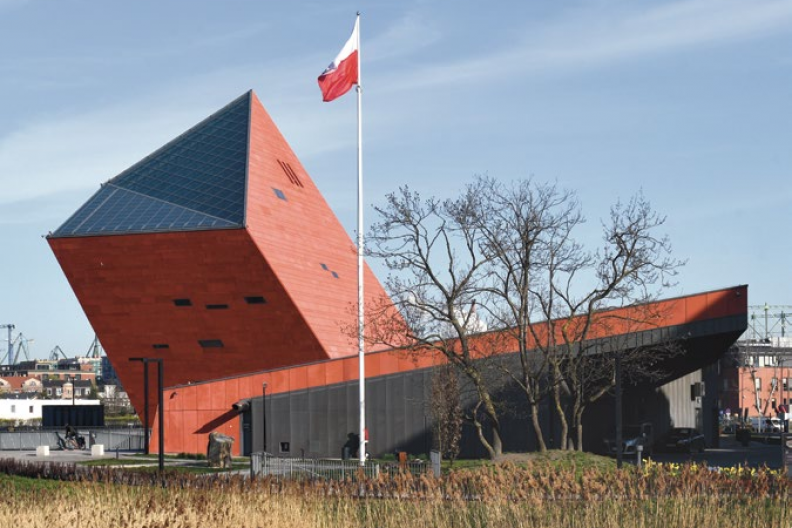 Gdańskie Muzeum II Wojny Światowej; nowoczesna bryła budynku zaprojektowana została przez Studio Architektoniczne Kwadrat. Fot. Adam Bujak