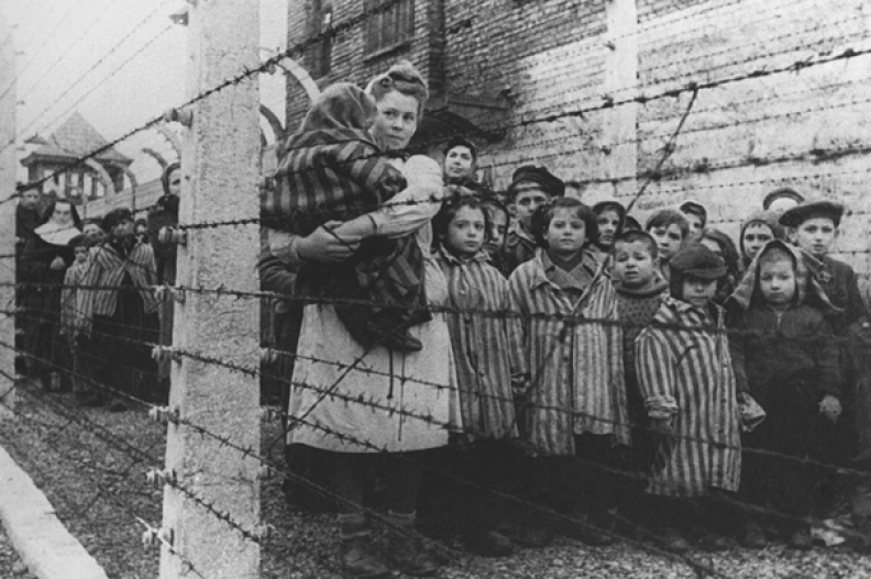 W momencie oswobodzenia obozu uratowano około 400 dzieci. (Oświęcim 1945 r.). Fot. Państwowe Muzeum Auschwitz-Birkenau w Oświęcimiu