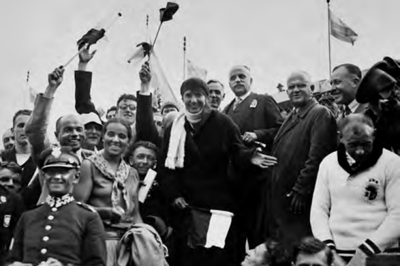 Halina Konopacka z kibicami i polskimi sportowcami na stadionie w Amsterdamie po zdobyciu złotego medalu. Fot. Holenderska Biblioteka Narodowa