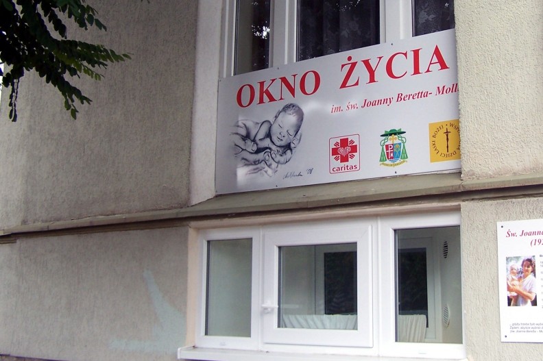 Caritas prowadzi m.in. okna życia, w kt&oacute;rych można bezpiecznie i anonimowo pozostawić dziecko, kt&oacute;rego rodzice nie mogą wychować. Fot. Ewkaa, CC BY-SA 4.0, via Wikimedia Commons.