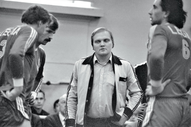 Hubert Wagner jako trener siatkarskiego zespołu Legii Warszawa w 1983 r. Fot. East News/Leszek Łożyński