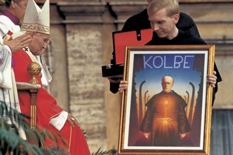 Kanonizacja bł. Maksymiliana Kolbego na Placu św. Piotra w Rzymie 10 października 1982 r. Podczas procesji z darami przyniesiono Papieżowi portret O. Maksymiliana. Fot. Archiwum BK.