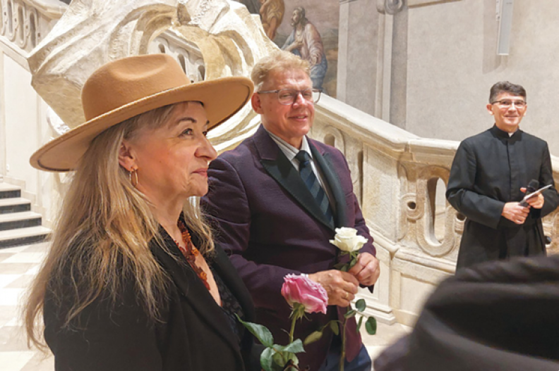 Teresa Pastuszka-Kowalska i Dariusz Kowalski Kodar w krakowskiej Galerii Krypta u Pijar&oacute;w podczas wernisażu ich jubileuszowej wystawy &bdquo;Via nostra &ndash; nasza droga&rdquo;, zorganizowanej z okazji 40-lecia ich tw&oacute;rczości; w głębi o. J&oacute;zef Tarnawski, rektor pijarskiej wsp&oacute;lnoty. Fot. Leszek Sosnowski