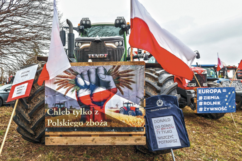 Porozumienie UE&ndash;Mercosur oznacza zalew tańszych produkt&oacute;w rolnych wytwarzanych według niższych standard&oacute;w, co wypycha z rynku polskich rolnik&oacute;w, uzależnia nasz rynek żywności od importu i osłabia długofalową suwerenność żywieniową Polski. Rolnicy od wielu miesięcy protestują przeciwko koalicji 13 grudnia, kt&oacute;ra te rozwiązania unijne przyjmuje bez protestu. Fot. East News/Reporter/Karolina Misztal