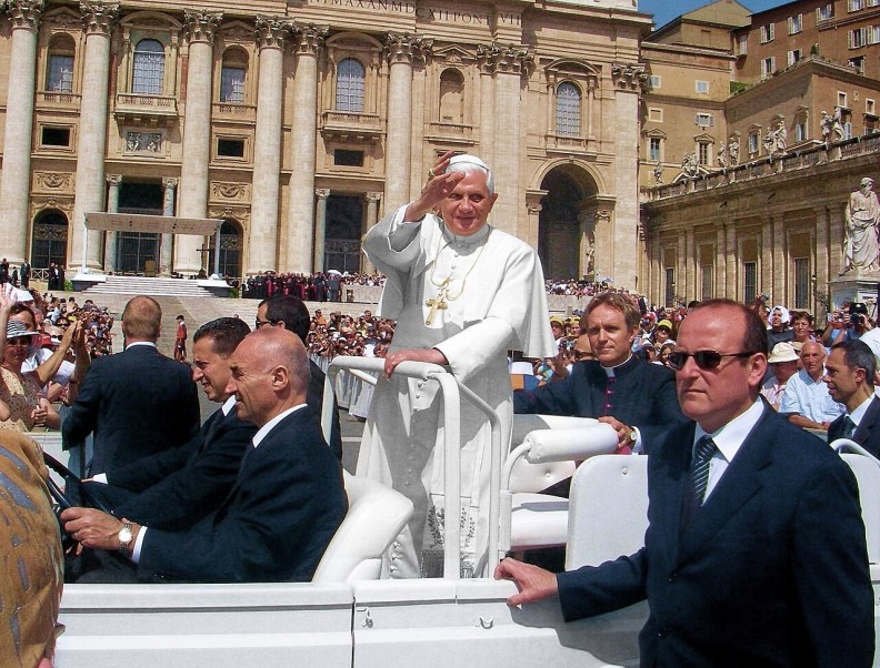 Papież Benedykt XVI błogosławi wiernych na Placu Świętego Piotra w Rzymie. Fot. Wikimedia 