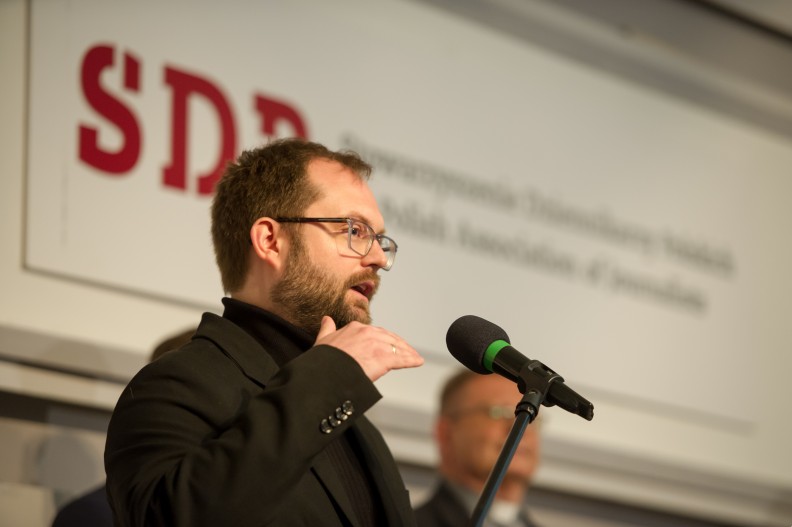 Adam Sosnowski odbiera Nagrodę im. św. Maksymiliana Marii Kolbego za najlepszą publikację religijną 2025 roku. Fot. Michał Klag/Biały Kruk