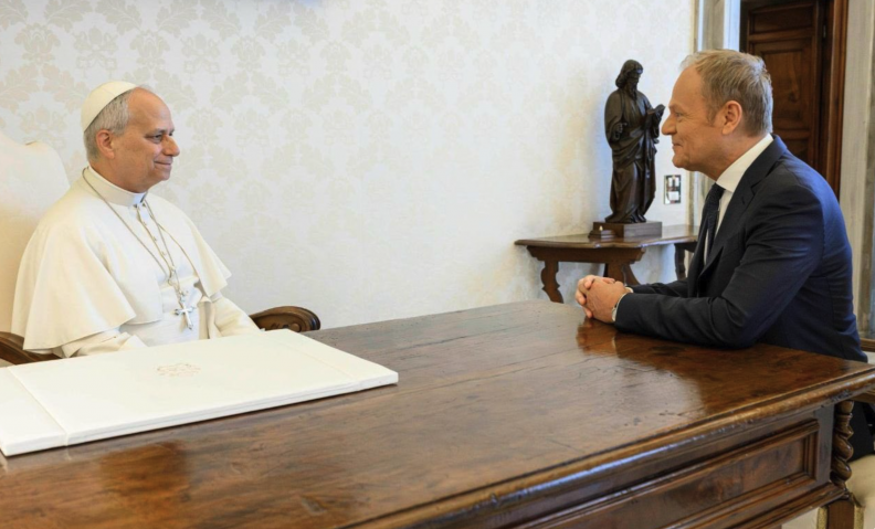 Papież Leon XIV z premierem Donaldem Tuskiem, 7 maja 2026 w Watykanie. Fot.: X/Kancelaria Premiera
