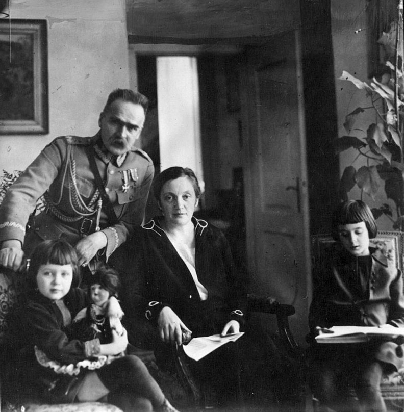 Marszałek J&oacute;zef Piłsudski z małżonką Aleksandrą i c&oacute;rkami Wandą i Jadwigą. Fot. NAC 