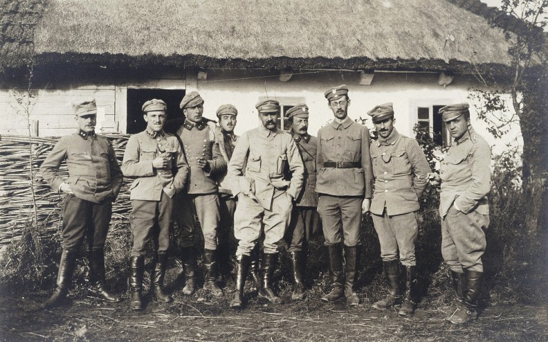 Komendant J&oacute;zef Piłsudski i oficerowie I Brygady podczas legionowych walk na Wołyniu, 1916 r. Na lewo od Komendanta widoczny jego ulubiony adiutant por. Bolesław Wieniawa-Długoszowski (p&oacute;źniejszy generał). Fot. Wikimedia