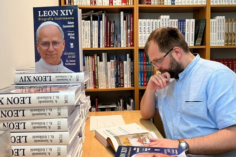 Dr Adam Sosnowski podpisuje biografię Leona XIV. Fot. Biały Kruk