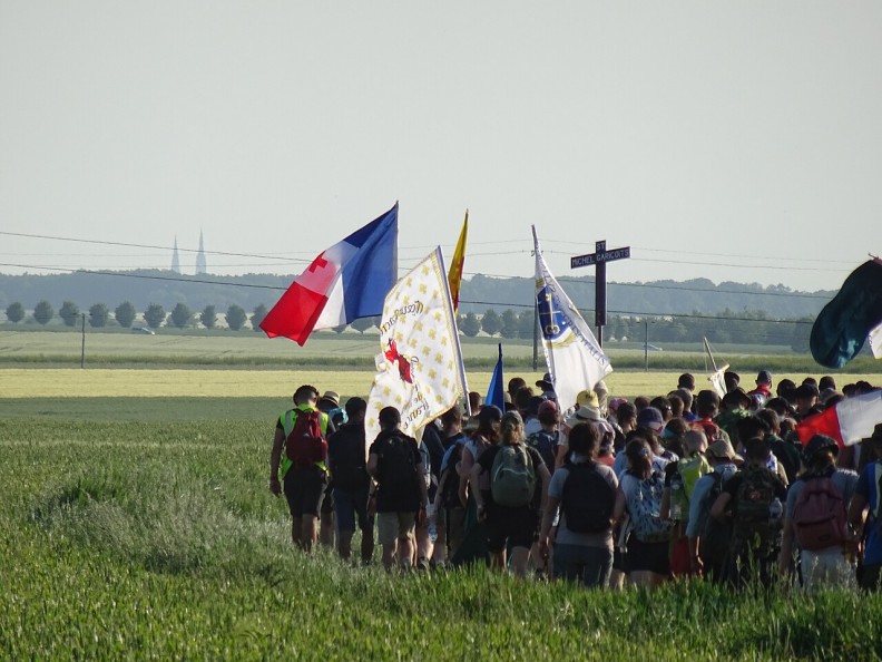 Grupa pielgrzym&oacute;w w drodze do Chartres. Fot. Wikimedia