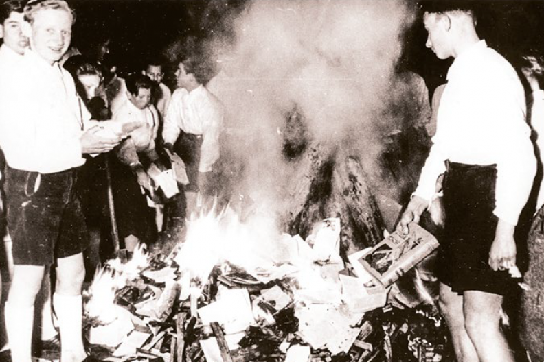 Cechą system&oacute;w totalitarnych jest walka z pamięcią oraz wymazywanie historii. Na zdjęciu chłopcy z Hitlerjugend palą książki w Niemczech w latach 30. ub. w. (str. 128, &bdquo;Tak nas zniewalają. Droga do państwa totalitarnego&rdquo;, dr Gudula Walterskirchen, wyd. Biały Kruk).