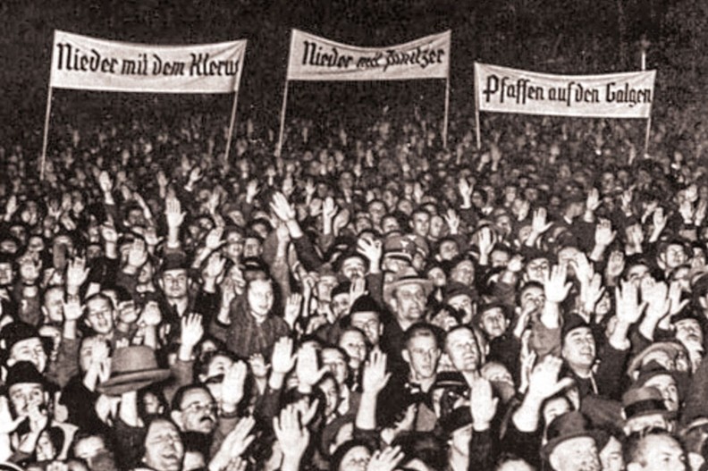 Manifestacja nazistowska w Wiedniu, 1938 r. Dominują hasła antykościelne, m.in. &bdquo;Śmierć kapłanom&rdquo; lub &bdquo;Klechy na szubienicę&rdquo; (str. 41 &bdquo;Tak nas zniewalają. Droga do państwa totalitarnego&rdquo;, dr Gudula Walterskirchen, wyd. Biały Kruk.  