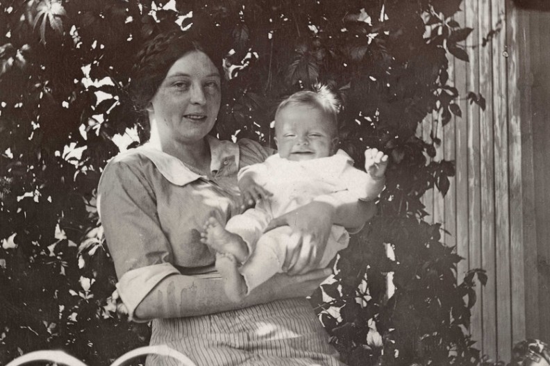 Sigrid Undset z synem Andersem, ok. 1914-1915. Fot.Unknown authorUnknown author / Oslo Museum, CC BY-SA 4.0 <https://creativecommons.org/licenses/by-sa/4.0>, via Wikimedia Commons 