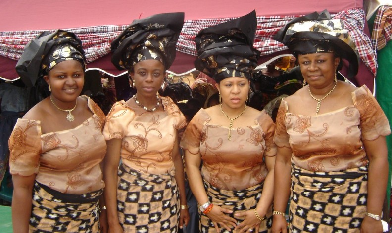 Grupa Nigeryjek w odświętnych strojach. Fot.Linda Adiele from Port Harcourt, Nigeria, CC BY 2.0 <https://creativecommons.org/licenses/by/2.0>, via Wikimedia Commons 