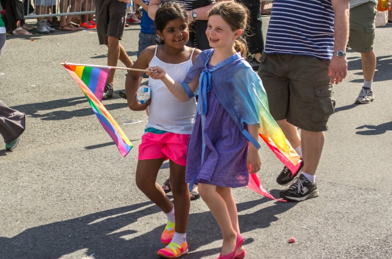 Dzieci z flagą LGBT. Fot. Tim Evanson, CC BY-SA 2.0 <https://creativecommons.org/licenses/by-sa/2.0>, via Wikimedia Commons