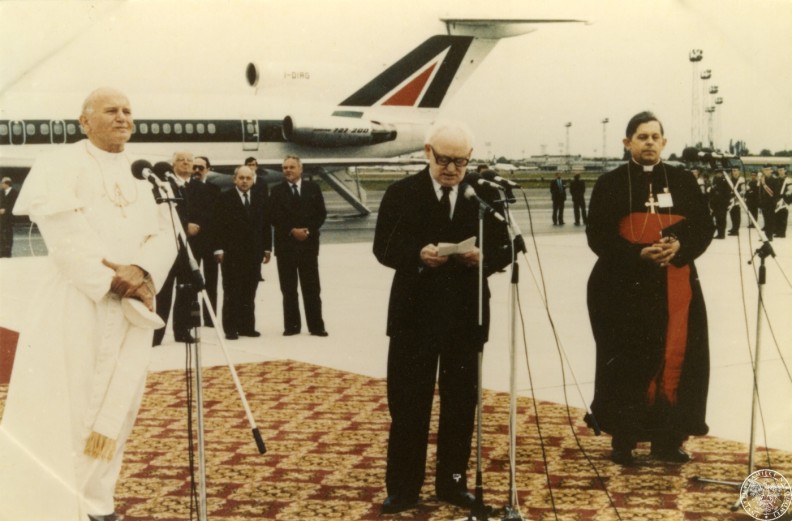 Powitanie Ojca Świętego Jana Pawła II na lotnisku Okęcie w Warszawie, 16 czerwca 1983 r.  Fot.Instytut Pamięci Narodowej, Public domain, via Wikimedia Commons 