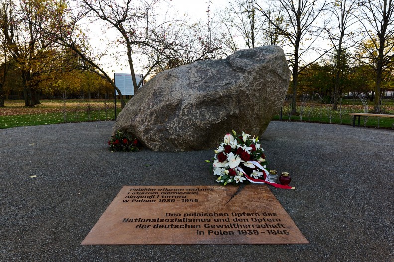 Taki właśnie głaz Niemcy postawili w Berlinie w ramach upamiętnienia polskich ofiar II wojny światowej. Fot. Wikimedia