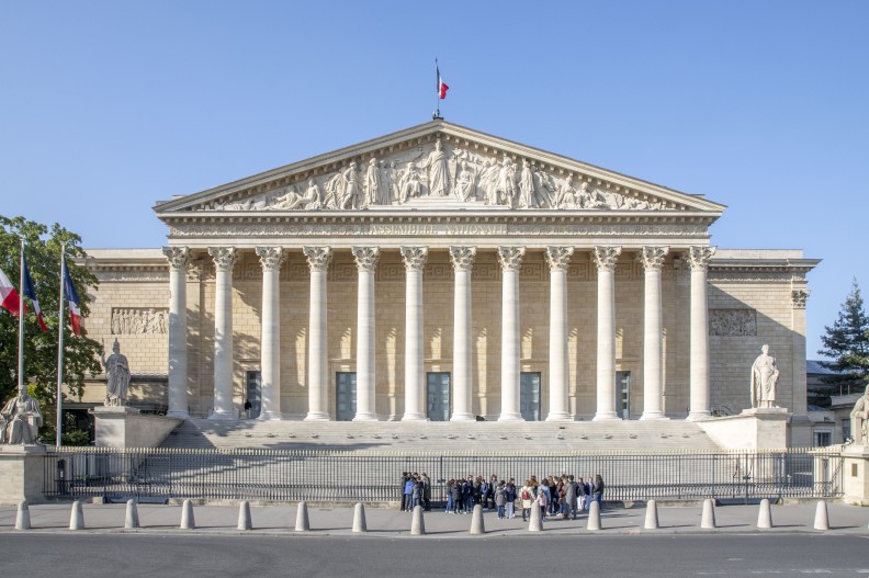 Palais Bourbon - siedziba francuskiego Zgromadzenia Narodowego. Fot. ZeusUpsistos, CC BY-SA 4.0 <https://creativecommons.org/licenses/by-sa/4.0>, via Wikimedia Commons 