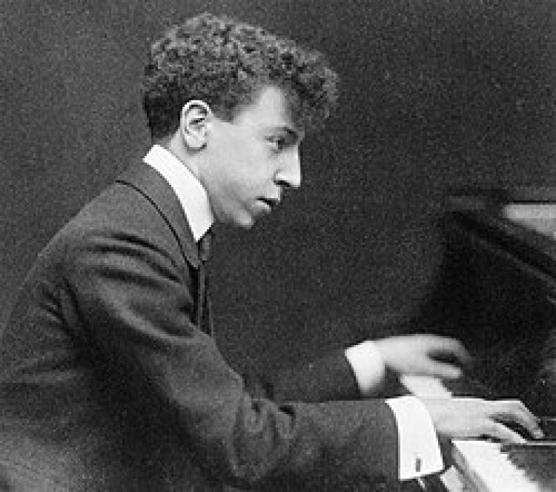 Młody Artur Rubinstein. Artysta zdobył międzynarodową sławę, szczeg&oacute;lnie jako wykonawca muzyki Fryderyka Chopina. Fot. Wikimedia 