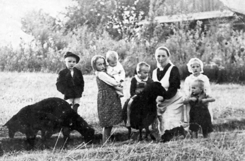 Wiktoria Ulma z sz&oacute;stką swoich dzieci; zdjęcie wykonane przez J&oacute;zefa Ulmę. Fot. Wikimedia Commons/domena publiczna