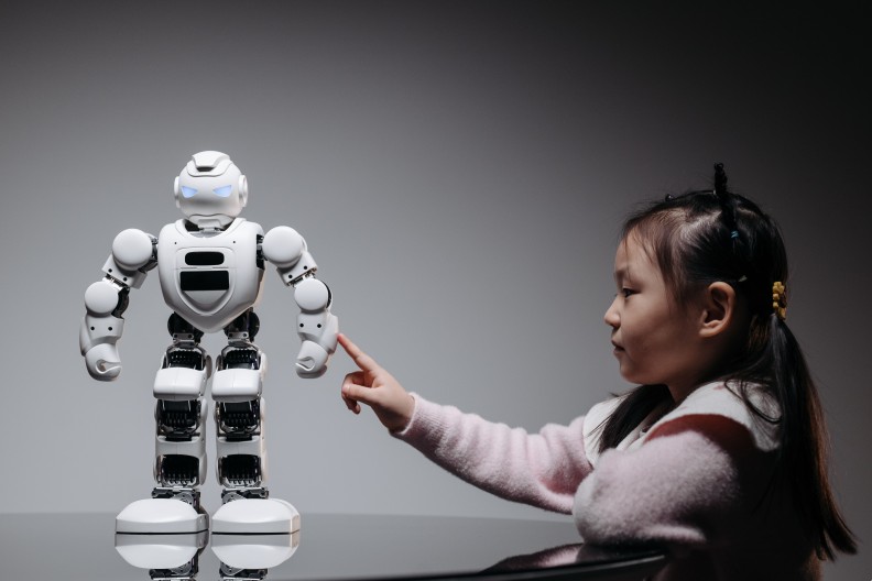 Dziecko i robot - zdjęcie ilustracyjne. Fot. Pexels