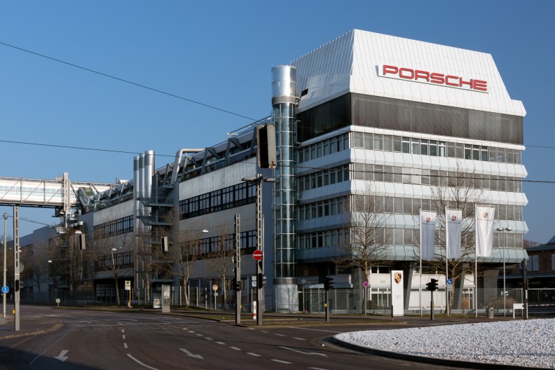 Siedziba firmy Porsche w Stuttgarcie. Fot. Morio, CC BY-SA 3.0 <https://creativecommons.org/licenses/by-sa/3.0>, via Wikimedia Commons