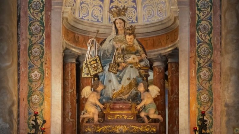 Matka Boża Szkaplerzna. Fot. karmel.pl