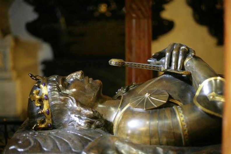 Fragment symbolicznego grobowca Władysława III Warneńczyka w katedrze wawelskiej. Fot.Cezary Piwowarski, CC BY-SA 3.0 <http://creativecommons.org/licenses/by-sa/3.0/>, via Wikimedia Commons 