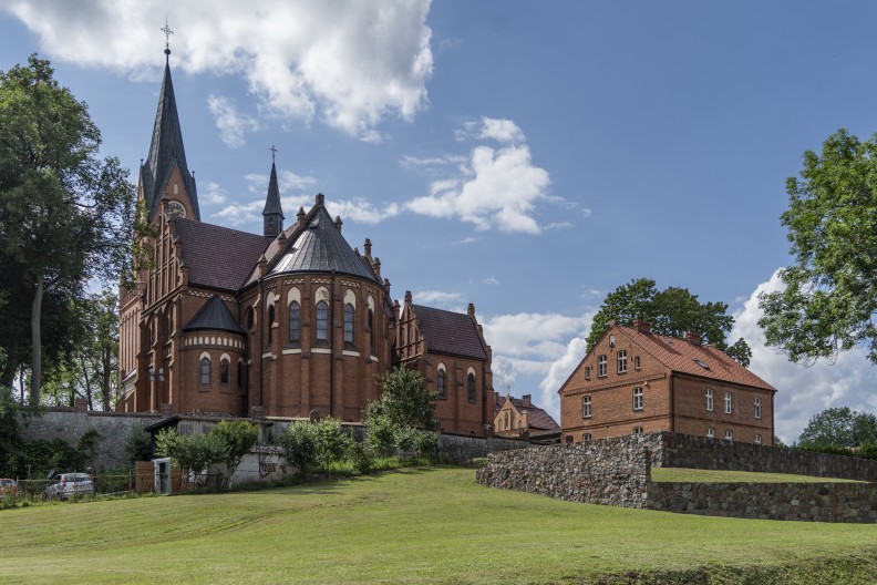 Sanktuarium - Bazylika Narodzenia NMP w Gietrzwałdzie. Fot. Krzysztof Popławski, CC BY-SA 4.0 <https://creativecommons.org/licenses/by-sa/4.0>, via Wikimedia Commons