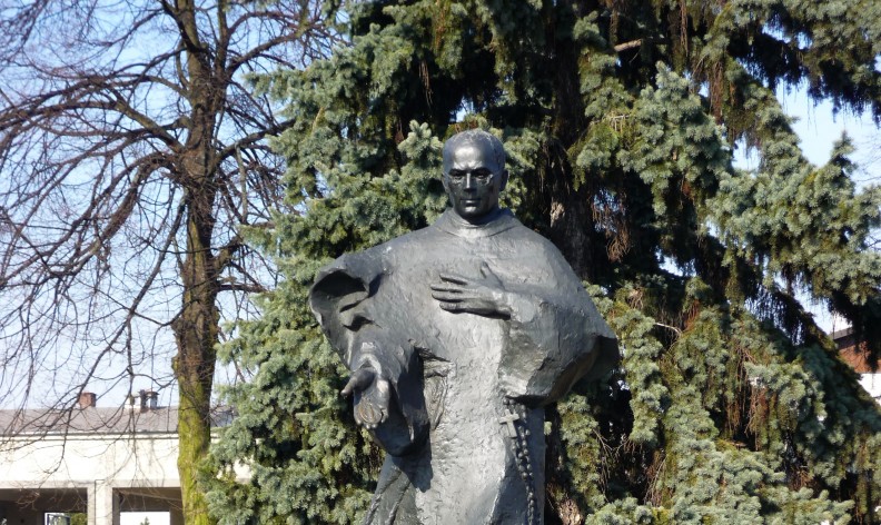 Pomnik św. o. Maksymiliana Kolbego przy bazylice w Niepokalanowie (fragment). Fot. Fczarnowski, CC BY-SA 3.0 <https://creativecommons.org/licenses/by-sa/3.0>, via Wikimedia Commons